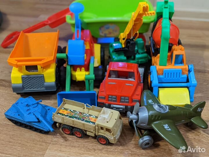 Игрушки пакетом машинки