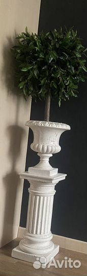 Вазон, колонна и искуственная олива