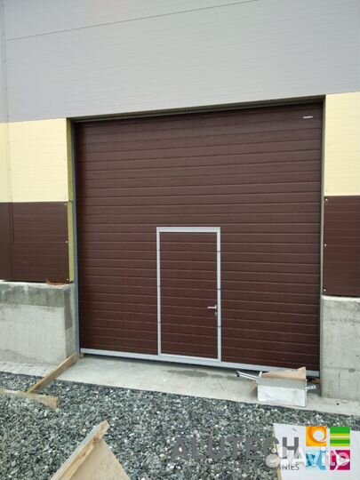 Секционные ворота для гаража alutech