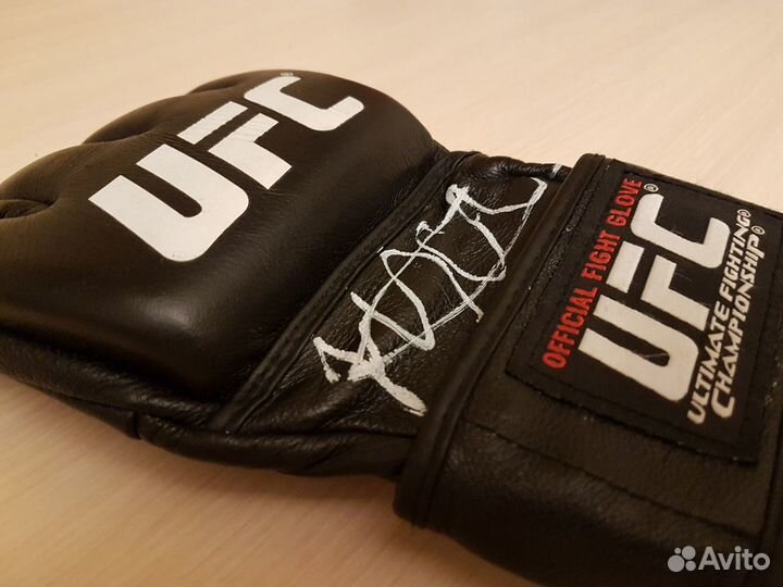 Перчатка автограф Хабиб Нурмагомедов