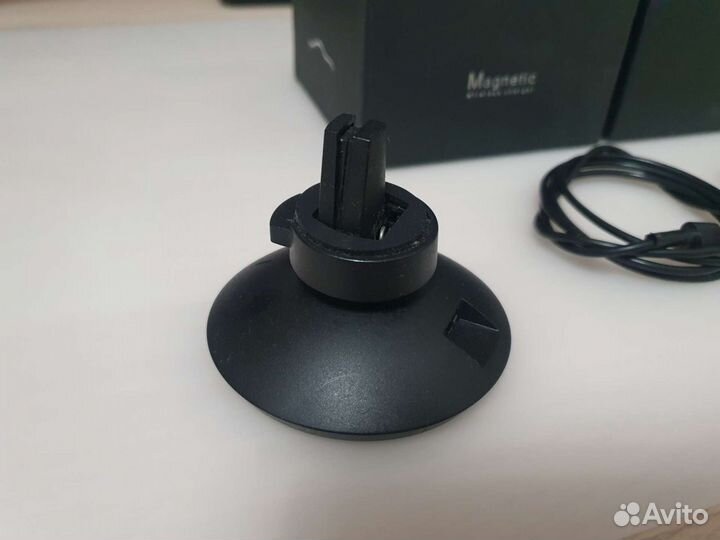 Магнитная беспроводная авто зарядка