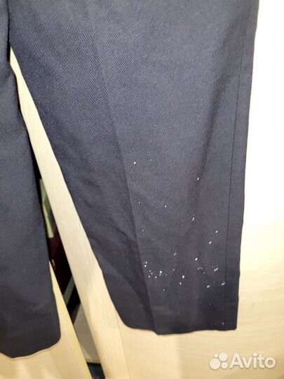 Белая рубашка и школьные брюки