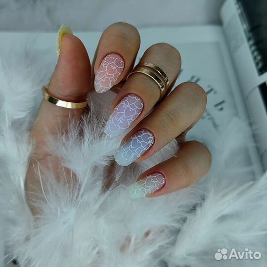 Модель на маникюр