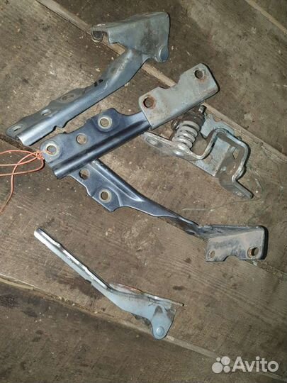 Петля крепления капота багажника на лансер 9