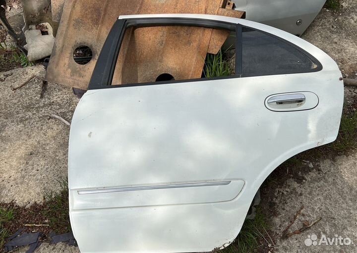 Дверь Nissan Bluebird Sunny Almera n16