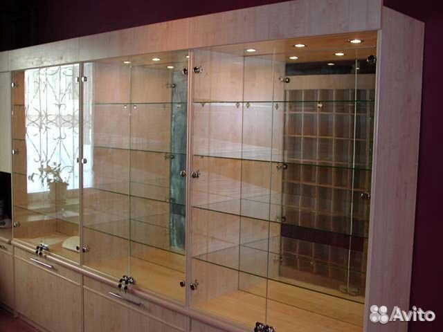 Остекленная витрина и мебель для магазина