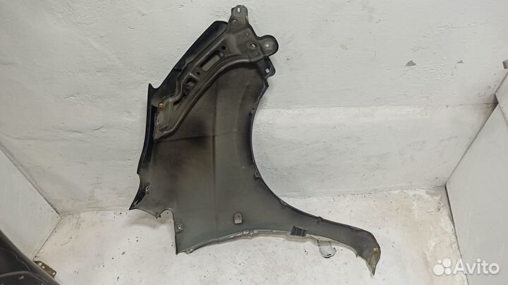 Крыло левое Toyota Isis (2004-2007г)