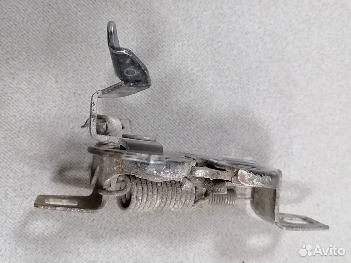 Замок капота Nissan Bluebird 1983-1990