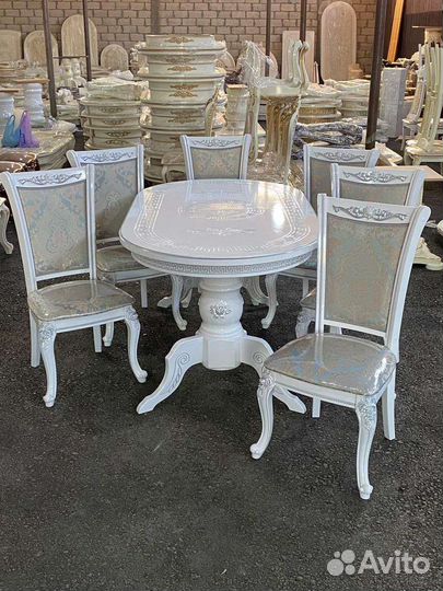 Кухонный стол и стулья в хорошем