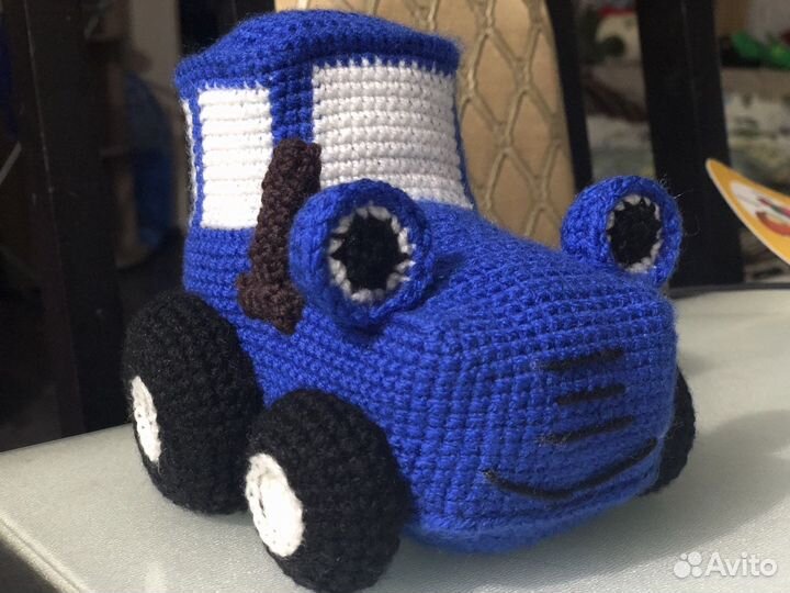 Синий трактор игрушка вязанная