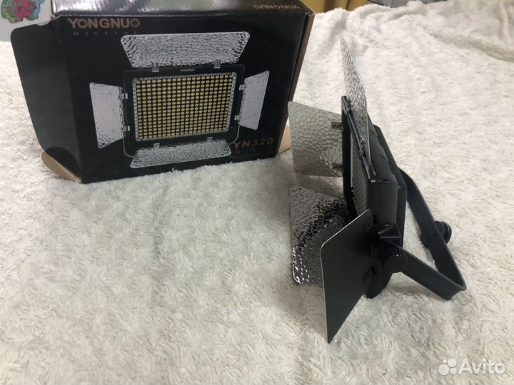 Накамерный свет светодиодный yongnuo YN 320