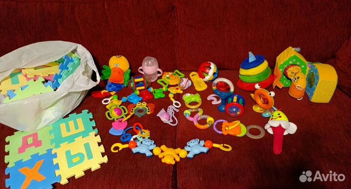 Погремушки и коврик с алфавитом