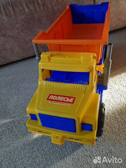 Игрушка большой грузовик в отличном состоянии