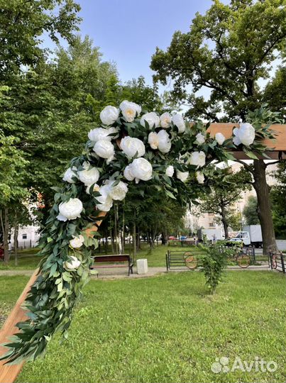 Свадебная арка с цветами и стойками в аренду