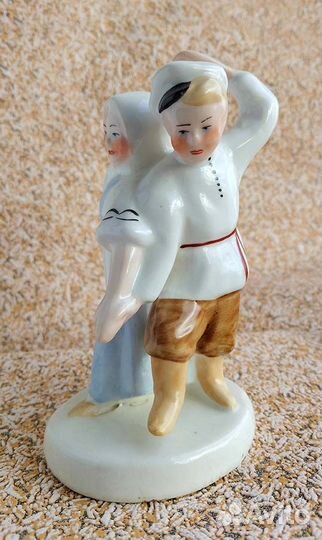 Старая фарфоровая статуэтка из СССР
