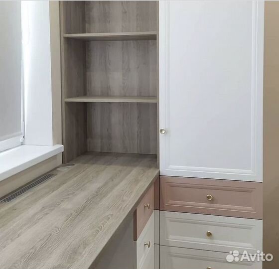 Детская рабочая зона у окна