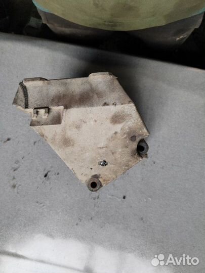 Кронштейн двигателя правый Opel Corsa хэтчбек 5 дв