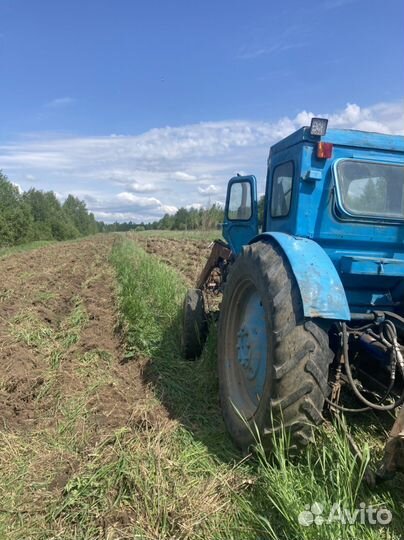 Вспашка земли трактором