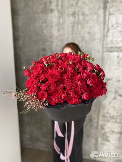 Букет из красных пионовидных роз, кустовые розы