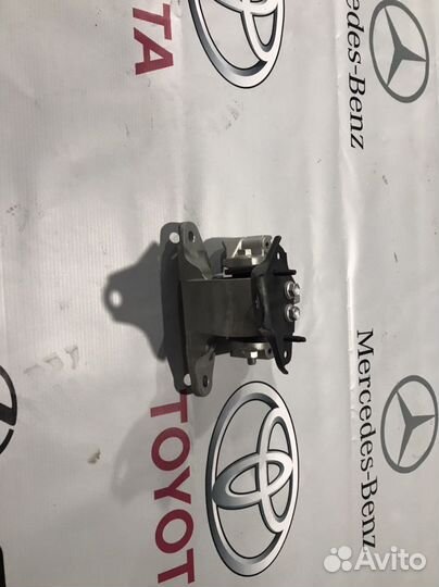 Toyota Camry V70 Подушка Двс