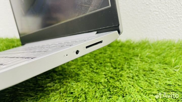 Ноутбук Lenovo Ryzen 3200U / 4 GB / Vega 3