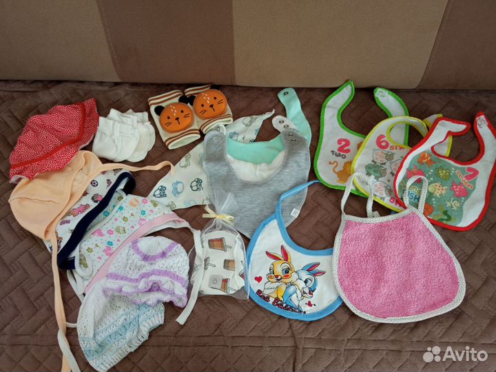 Пелёнки, чепчики, антицарапки, слюнявчики