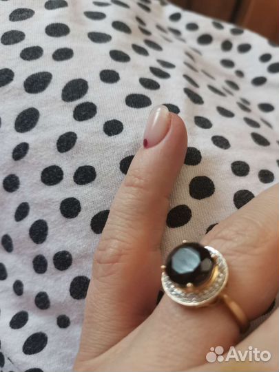 Золотой перстень с ониксом и бриллиантами 585
