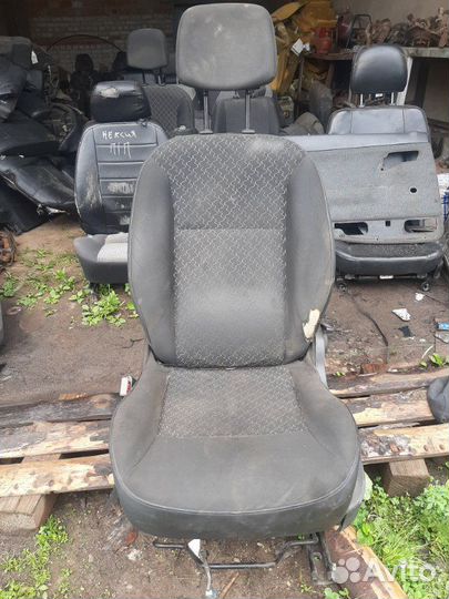 Сиденье переднее левое Renault Kangoo K7mк750 2011