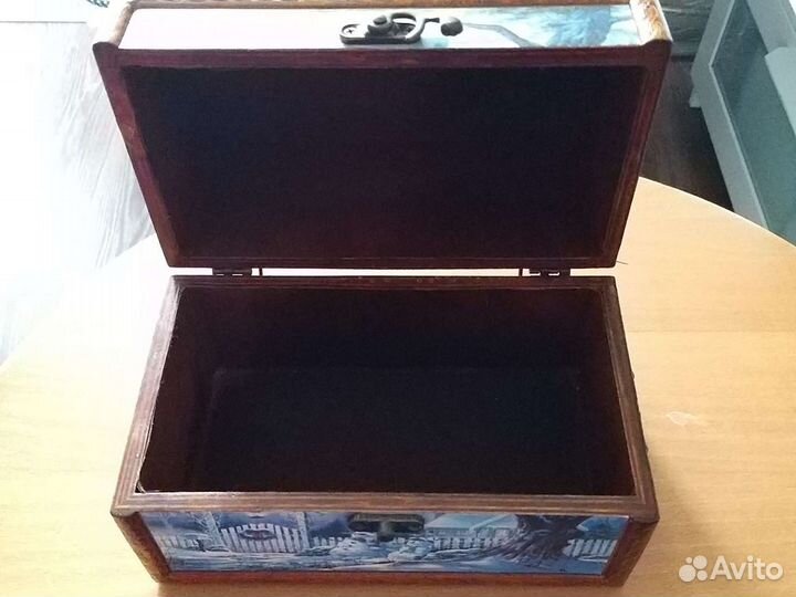 Деревянная шкатулка