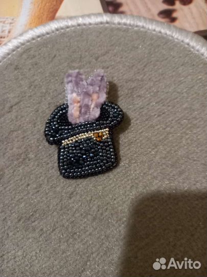 Брошь Шляпа волшебника с кроличьими ушами