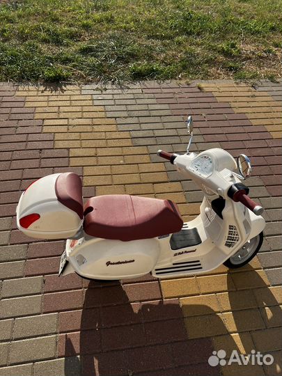 Детский электроскутер vespa Peg Perego