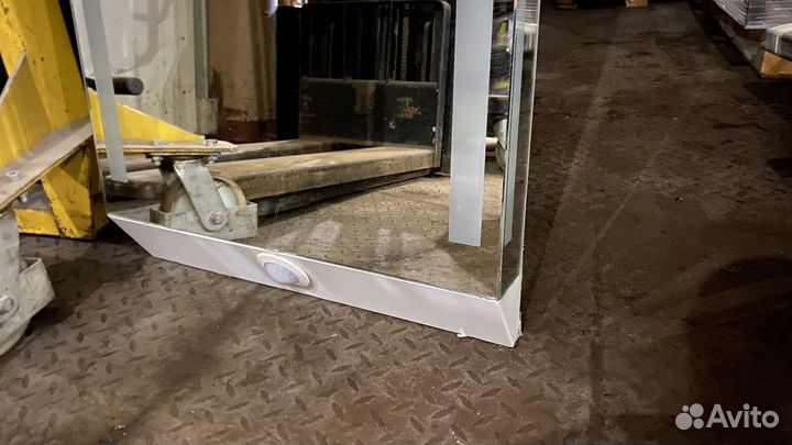 Зеркало с подсветкой на металле