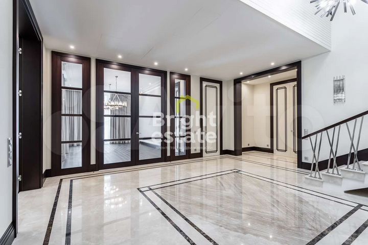 Дом 1017 м² на участке 31,6 сот.