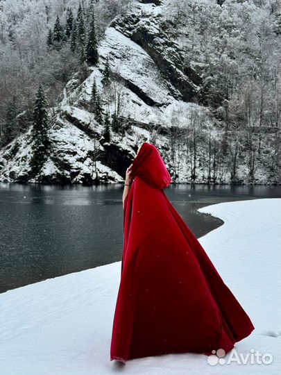 Красная накидка с капюшоном