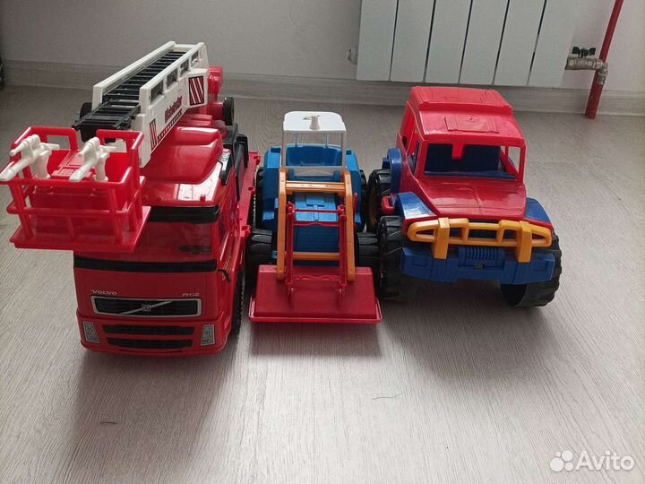 Джип, пожарная машина и трактор синий