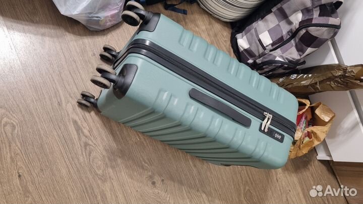 Чемодан почти новый