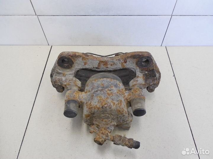 Суппорт передний левый Avensis I 1997-2003