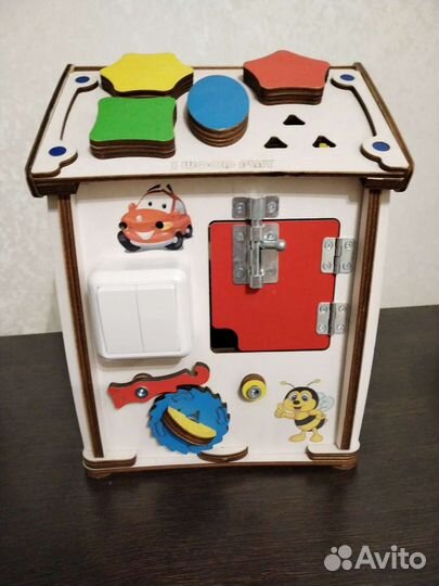 Развивающие игрушки. Бизиборд