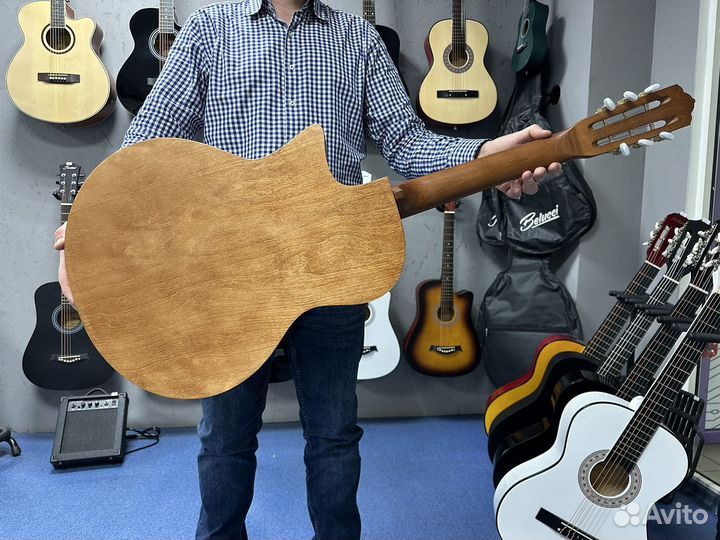 Акустическая шестиструнная гитара с широким грифом