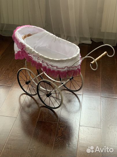 Колсяка для кукол из ротанга в ретро стиле