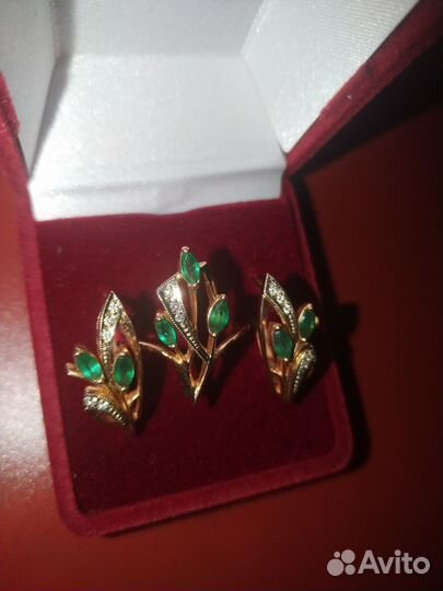 Золотые серьги и кольцо с бриллиантами и изумруд