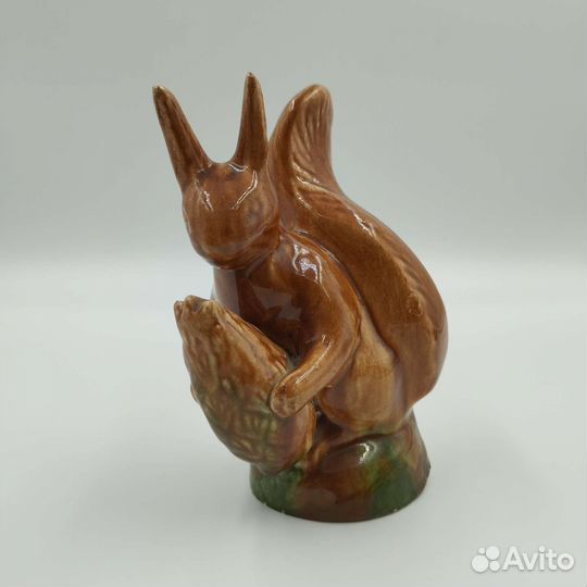 Статуэтка Белочка с шишкой. Старая