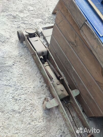 Домкрат грузовой подкатной