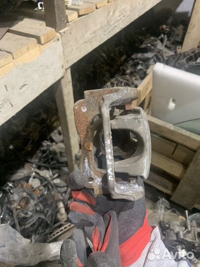 Задний левый суппорт Тойота Авенсис T25