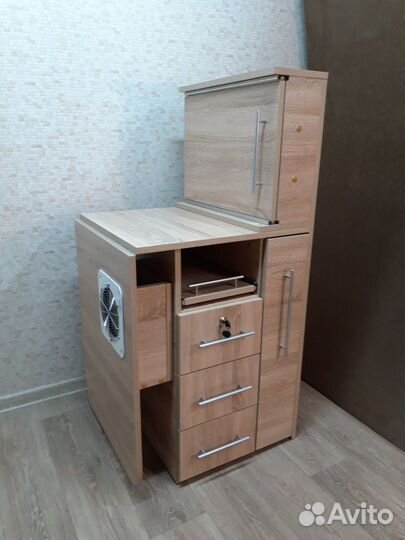 Маникюрный стол под вытяжку