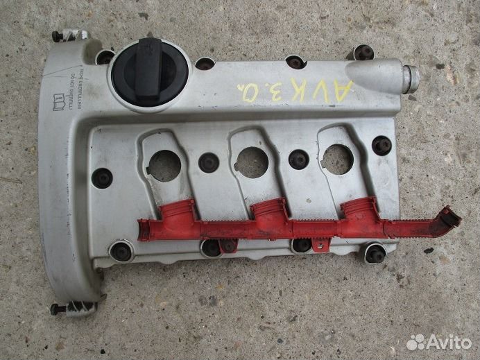 Крышка клапанная гбц Ауди 3.0i левая 06C103471F