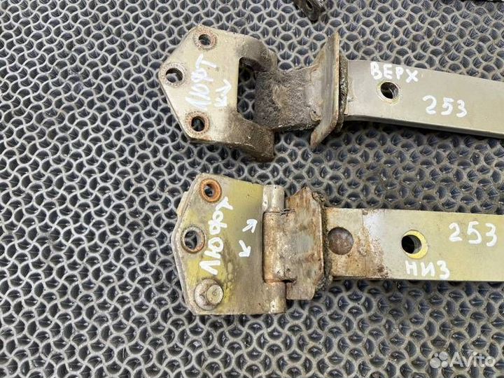 Петля двери багажника правая Nissan Patrol Y61 3.0