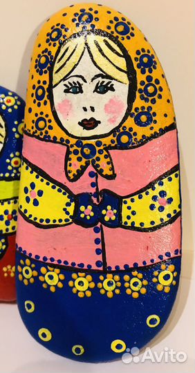 Матрешка на морском камне