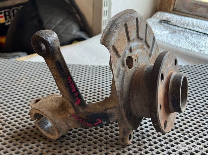 Кулак поворотный передний левый Skoda Felicia