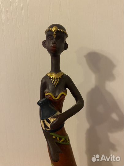 Фигурка чернокожая девушка